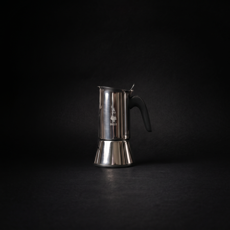 Bialetti Venus Espressokocher aus Edelstahl mit schwarzem Griff, für den Kaffeezubereitung auf dem Herd.