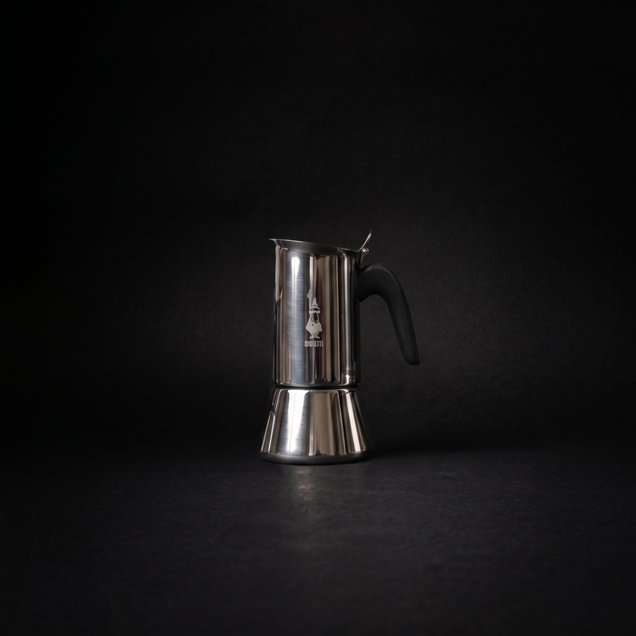 Bialetti Venus Espressokocher aus Edelstahl mit schwarzem Griff, für den Kaffeezubereitung auf dem Herd.
