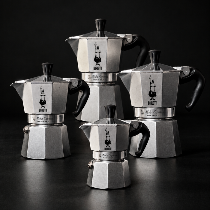 Bialetti Moka Express Espressokocher aus Edelstahl mit schwarzem Griff, für aromatischen Kaffee auf Herdplatte.