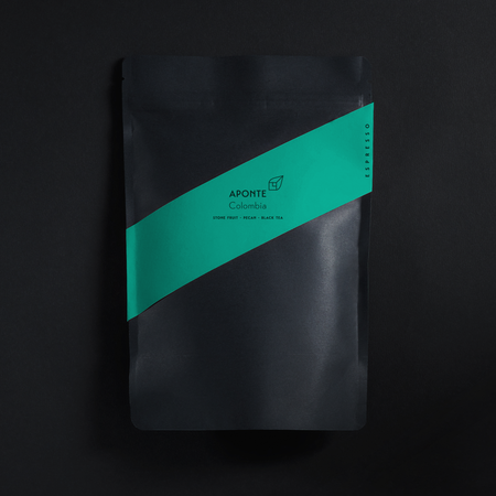Kolumbianischer Aponte Espresso Kaffee in 250g Packung, dunkler Kaffee mit reichem Aroma, auf schwarzem Hintergrund.