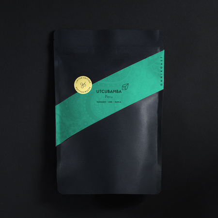 Peru Utcubamba Omniroast Kaffee in 200g Packung, dunkle Verpackung mit schwarzem Hintergrund, frisch geröstet, aromatischer Kaffee