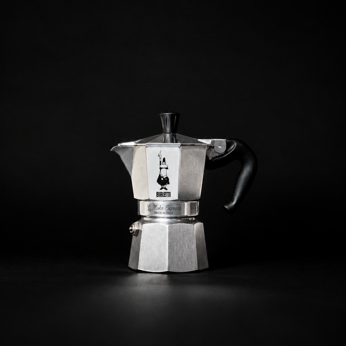 Bialetti Moka Express Espressokocher aus Edelstahl mit Griff, für Kaffeezubereitung auf dem Herd, auf einem Küchenhintergrund.